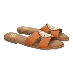 Sandalia Plana con Adorno Dorado Color Camel
