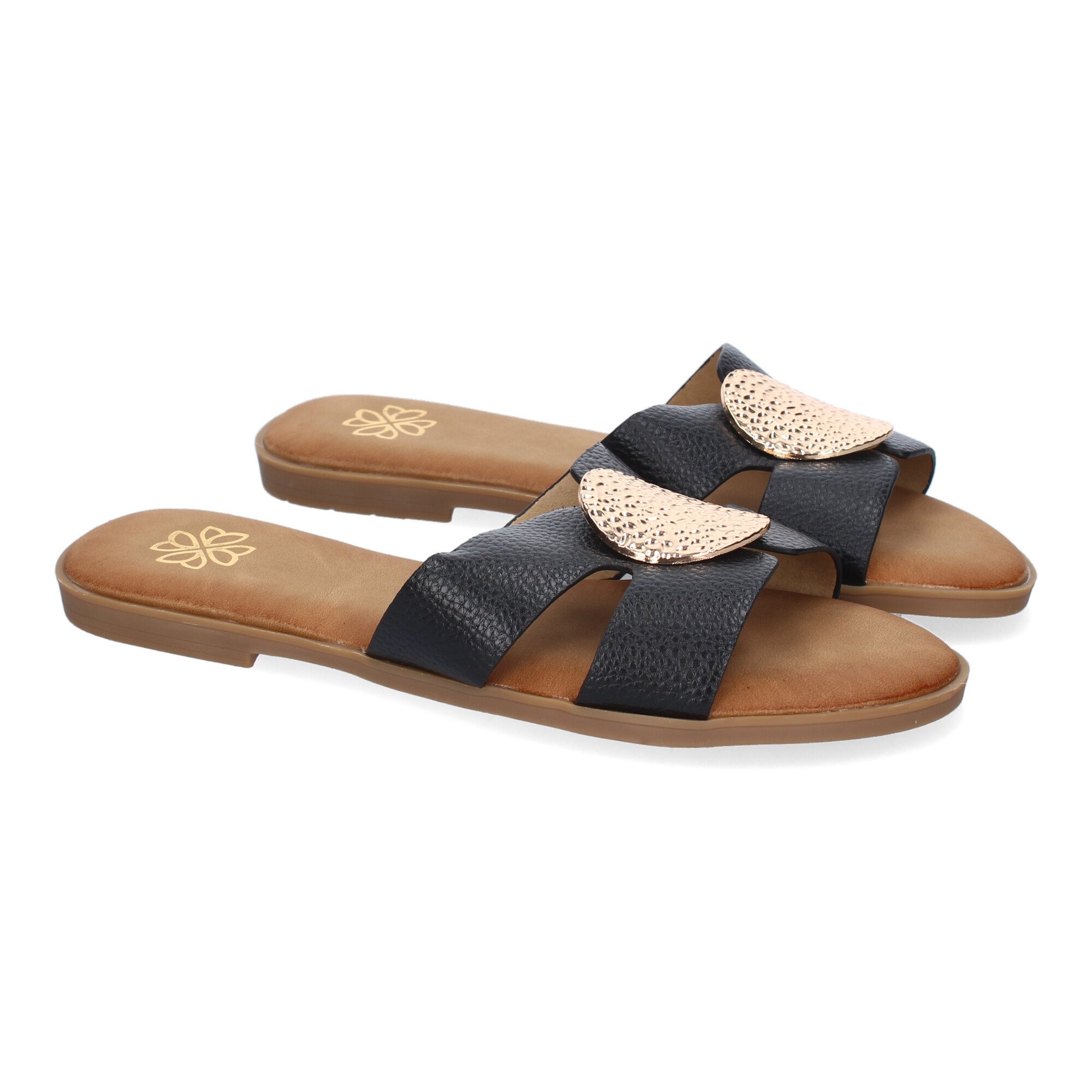 Sandalia Plana con Adorno Dorado – Color Negro 1 Sandalia Plana con Adorno Dorado – Color Negro